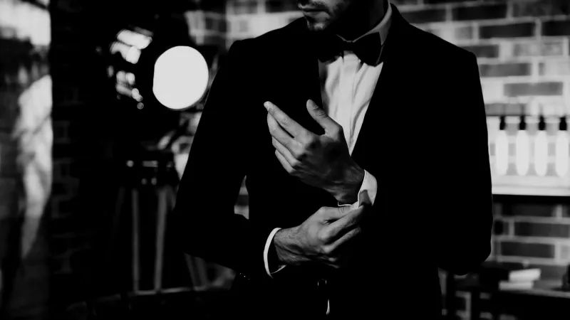 البدلات الكلاسيكية تفرض حضورها هذا الخريف... بتوقيع أرقى دور الأزياء العالمية