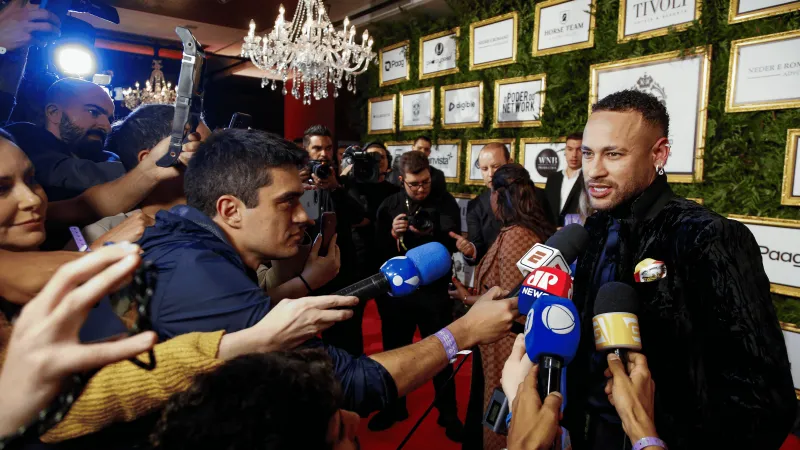 نيمار وأوديل بيكهام يتألقان خارج الملاعب.. ساعات فاخرة تخطف الأضواء