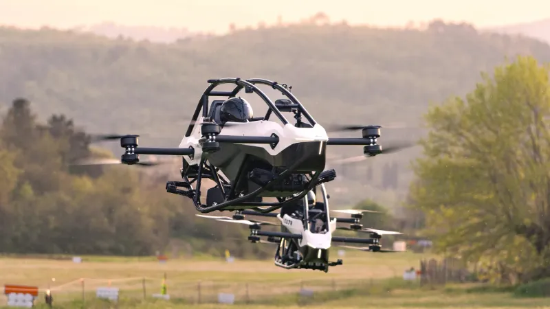 ملياردير يقتنص أول "سيارة طائرة" من Jetson.. كيف كانت التجربة؟ (فيديو)