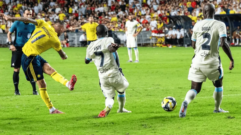 حكام دوري روشن اليوم: مواجهات صعبة وطاقم تحكيمي يلفت الأنظار