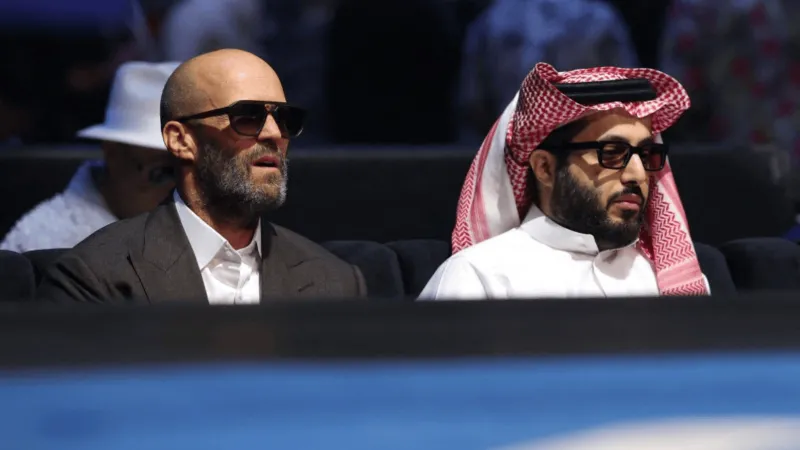 ستاثام يخطف الأنظار بساعة باتيك فيليب نوتيلوس الذهبية في لاس فيغاس