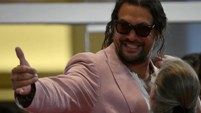 جايسون موموا يكشف تفاصيل المواجهة التي غيّرت حياته