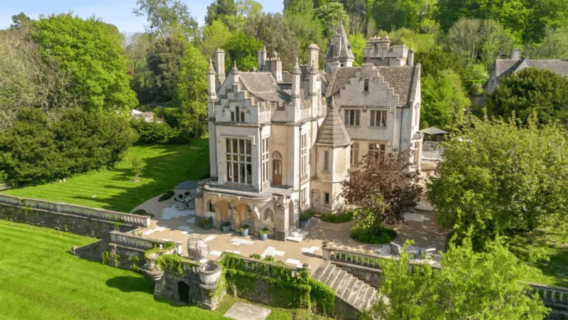 قصر ستانلي بارك التاريخي في إنجلترا معروض للبيع.. تعرف على تفاصيله الغامضة