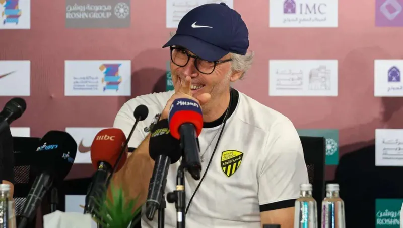 لوران بلان يكشف استعدادات الاتحاد السعودي لمواجهة الفتح (صور) 