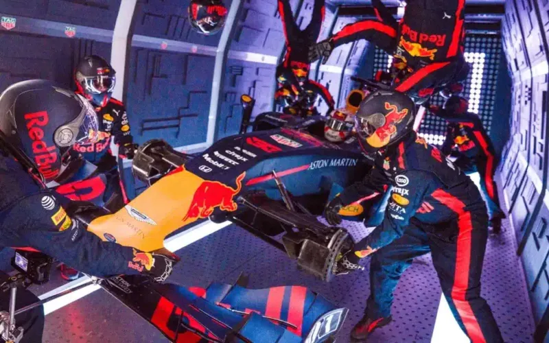 توقف كارثي يكلّف ماكلارين الصدارة في مونزا.. والأنظار تتجه إلى طواقم الصيانة