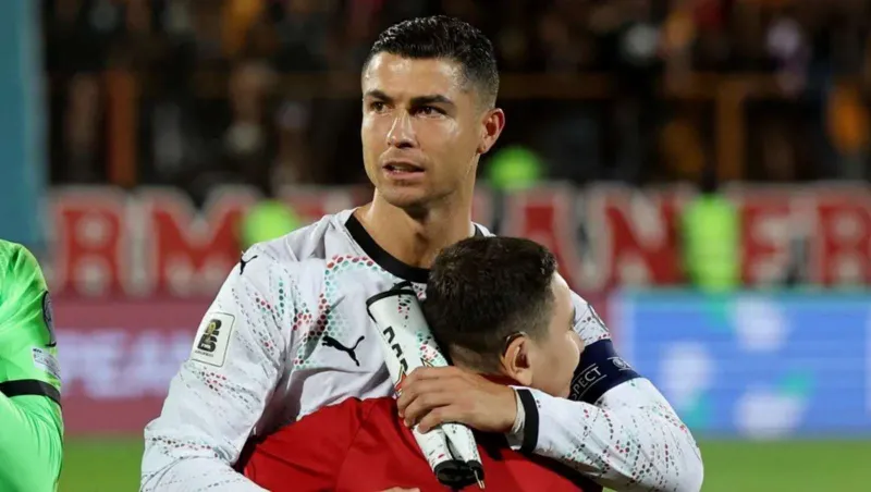 رونالدو يحتضن طفلًا باكيًا قبل مهرجان أهداف البرتغال (صور)