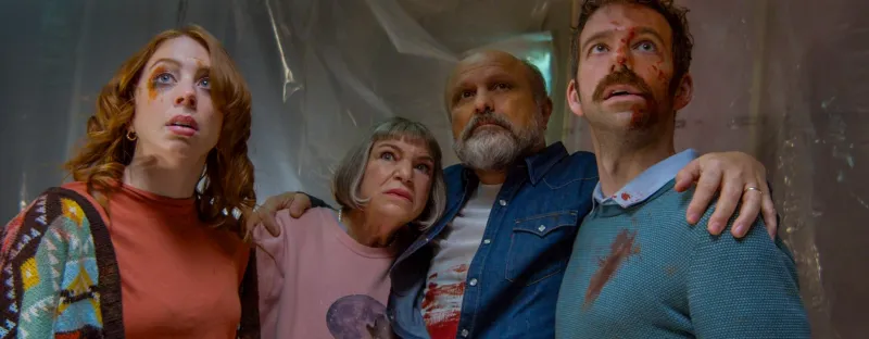 جارموش يقبل أيدي بطلات فيلمه على منصة فينيسيا وسط تصفيق حار (فيديو)