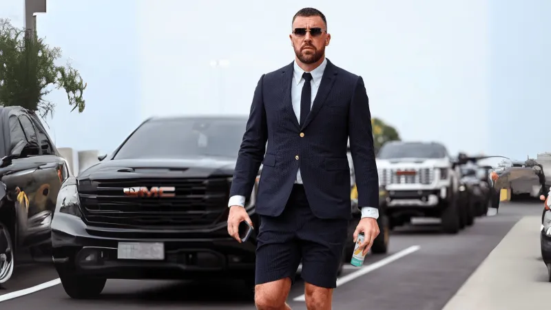 ترافيس كيلسي يدمج الرسمية بالغرابة قبل مواجهة فيلادلفيا (صور)