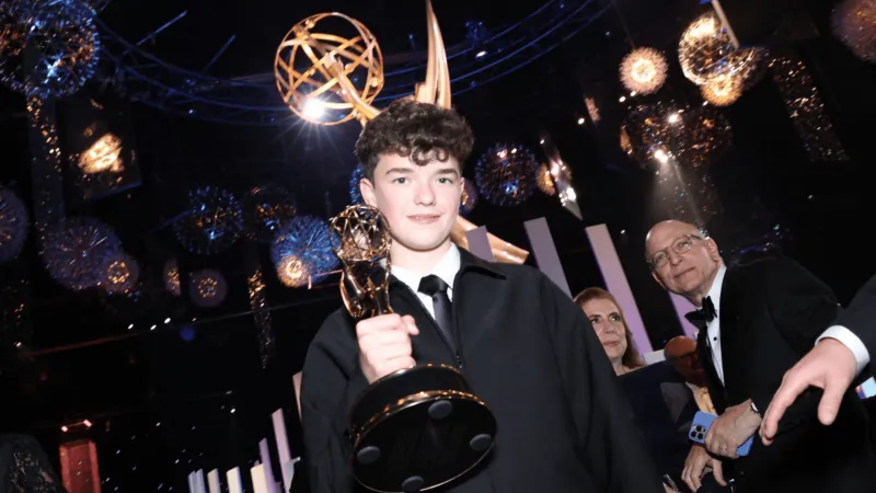 مراهق بريطاني يهزم الكبار ويتوج بجائزة إيمي العالمية..من هو أوين كوبر؟ (فيديو)
