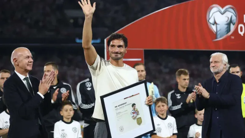 هوملز يودّع الملاعب بتكريم مهيب في تصفيات كأس العالم 2026