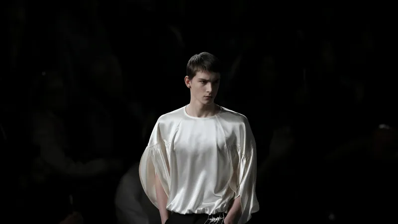 رمز لأناقة لا تزول.. القميص الأبيض يتألق بخريف وشتاء 2025-2026