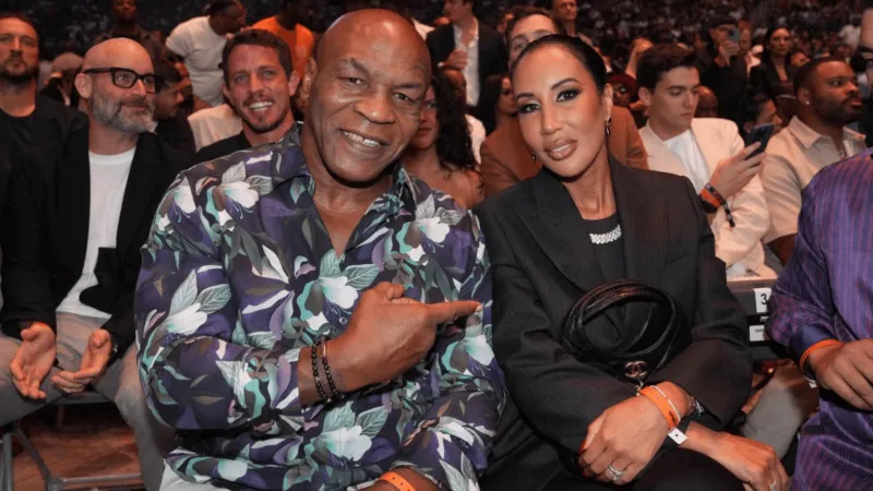 مايك تايسون ونجوم هوليوود يسرقون الأضواء من نزال كانيلو ضد كروفورد (فيديو)