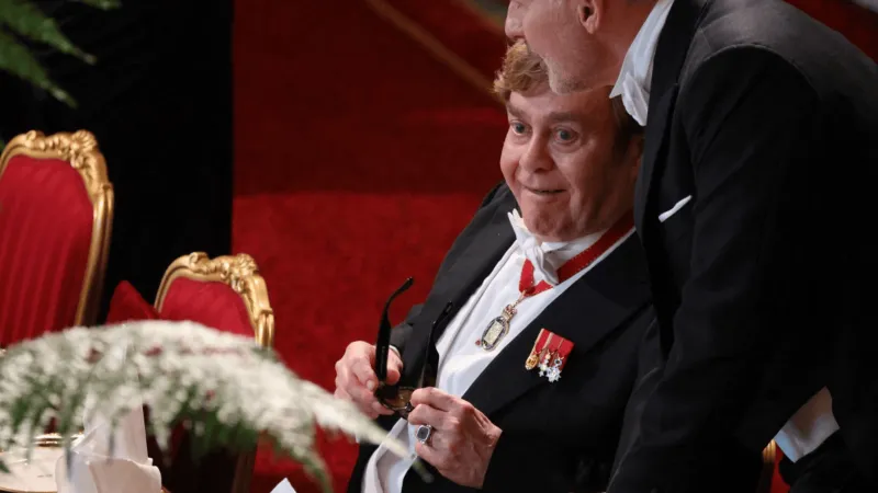 إلتون جون يحوّل ركبتيه إلى مجوهرات خالدة من الذهب (فيديو)