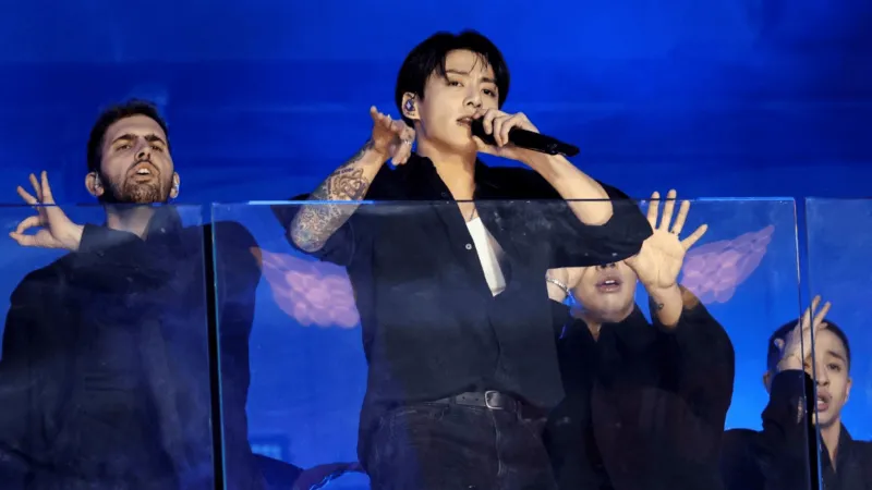 Calvin Klein تتصدر نيويورك للأزياء بتأثير وسائل الإعلام المرتفع (فيديو)