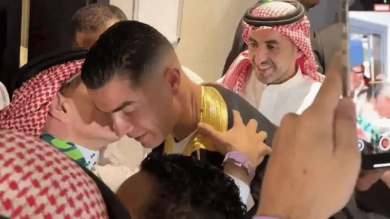 ما ثمن البشت العربي الذي تلقاه كريستيانو رونالدو من الفريان؟ (فيديو)