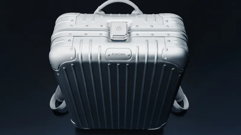 ريموفا تطلق حقيبة الظهر الأصلية المصممة من الألمنيوم الأسطوري.. كم سعرها؟