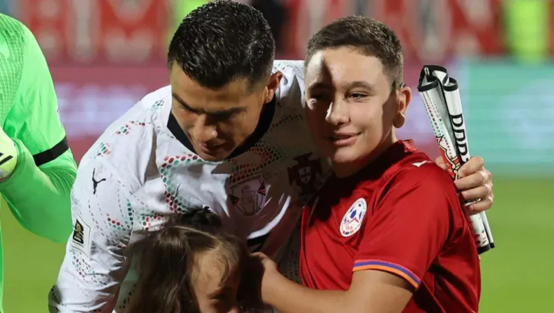 قبل مواجهة الفريقين.. قائد البرتغال يبدد الحواجز بلحظة إنسانية مع طفل أرميني (فيديو)