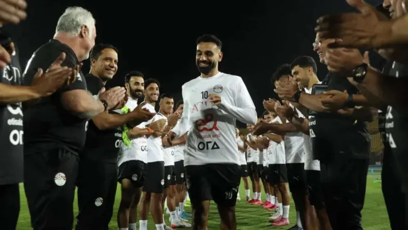 بعد تتويجه بجائزة PFA.. ممر شرفي لـ محمد صلاح بمقر معسكر الفراعنة (فيديو)