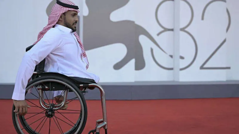 بإطلالة سعودية أصيلة.. عبد الرحمن القرشي يتألق على السجادة الحمراء لمهرجان فينيسيا 2025