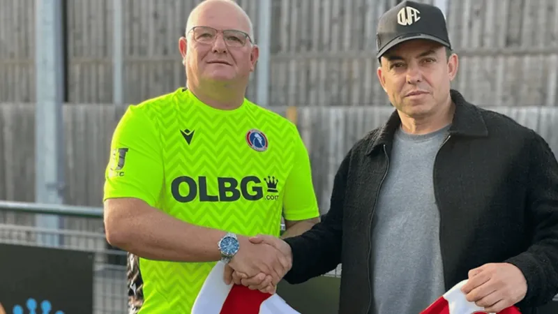 نادٍ إنجليزي يوقع مع مشجعه ليحل أزمة حراسة المرمى.. فيديو 