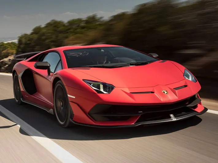 مناورة خطيرة لسيارة لامبورغيني أفينتادور في شوارع موناكو (فيديو)