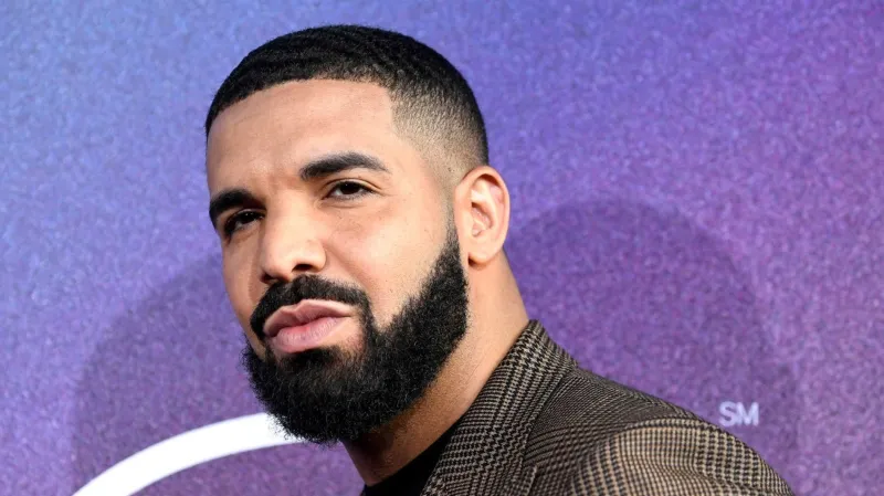 دريك يظهر بآيبود مرصع بالألماس بتصميم جريء