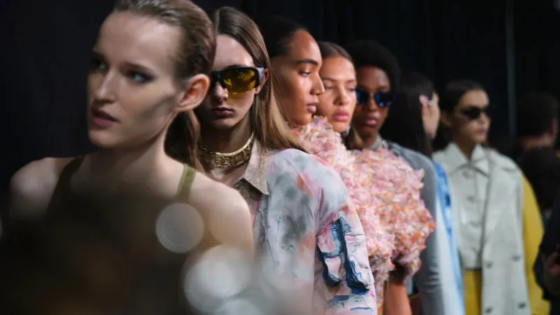 ديزل تكسر القواعد بعرض أغرب دعاية في أسبوع ميلانو للموضة (فيديو)