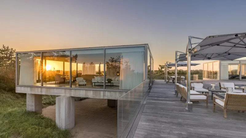  مصمم الأزياء ريد كراكوف يعرض قصره الزجاجي الأسطوري في هامبتون بسعر غير مسبوق