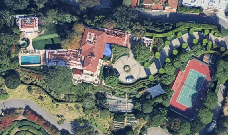 قصر ريكي مارتن السابق في بيفرلي هيلز يخسر 25 مليون دولار من قيمته