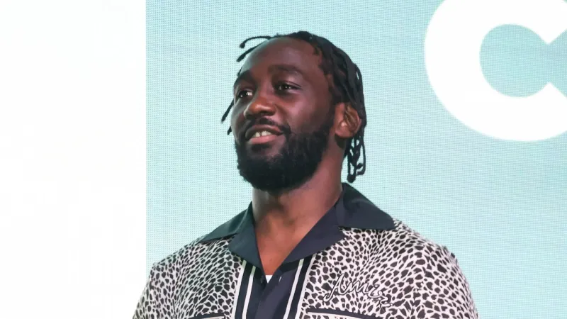 قبل نزال ألفاريز.. ما حجم ثروة كروفورد في 2025؟