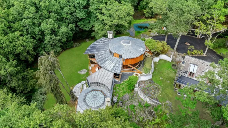 عرض منزل جاكي غليسون المستوحى من الفضاء للبيع (فيديو)