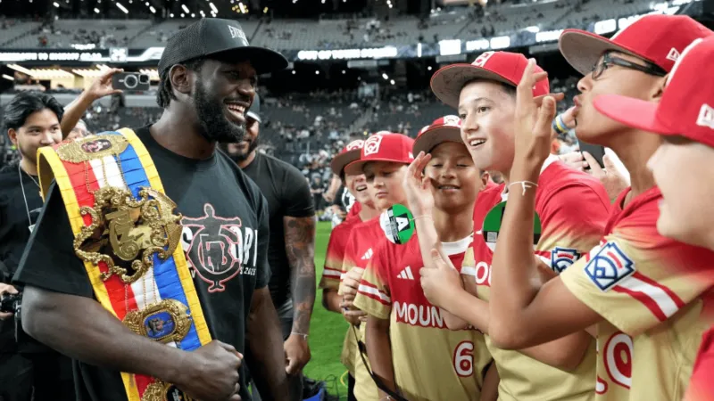 تحت تهديد السلاح: لماذا أُوقفت الشرطة كروفورد بعد انتصاره التاريخي على كانيلو؟ (فيديو)