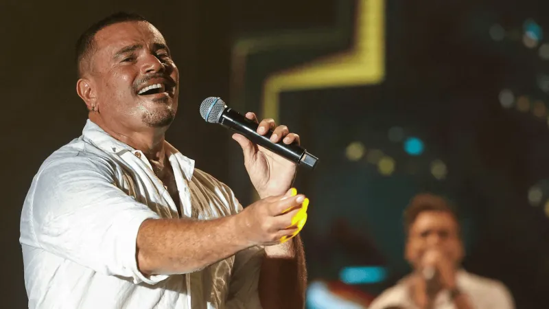  عمرو دياب يمازح جمهوره بتعليق مثير للجدل أثناء حفله في الأهرامات (فيديو)