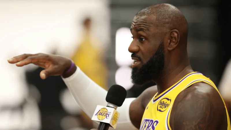 ليبرون جيمس يتحدث عن الاعتزال وفرصة مشاركة ابنه برايس في الـNBA