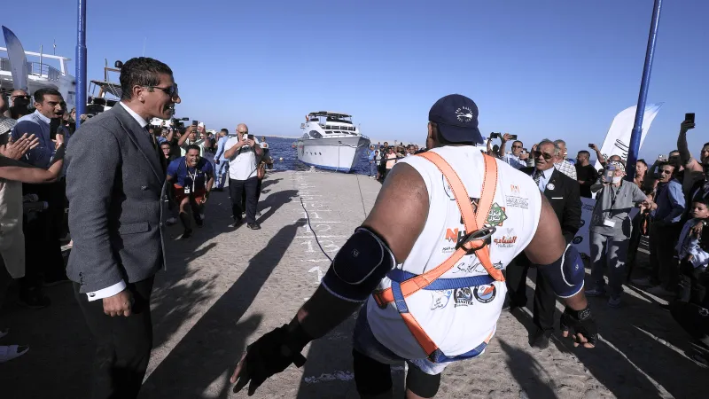 مصارع عربي يسحب سفينة 700 طن بأسنانه فقط! (فيديو)