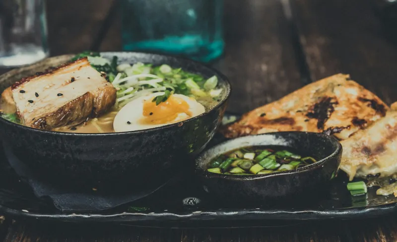 الرامن حول العالم: رحلة بين الابتكار والفخامة في أرقى المطاعم