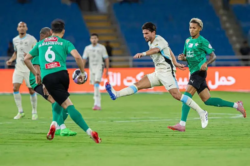 الاتحاد يخطف فوزًا قاتلًا على النجمة ويعتلي صدارة الدوري (صور)