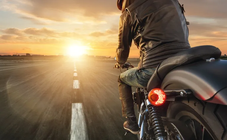 بعد رحلة 15 ألف ميل.. سرقة دراجة نارية تنهي حلم رحالة هندي (فيديو)