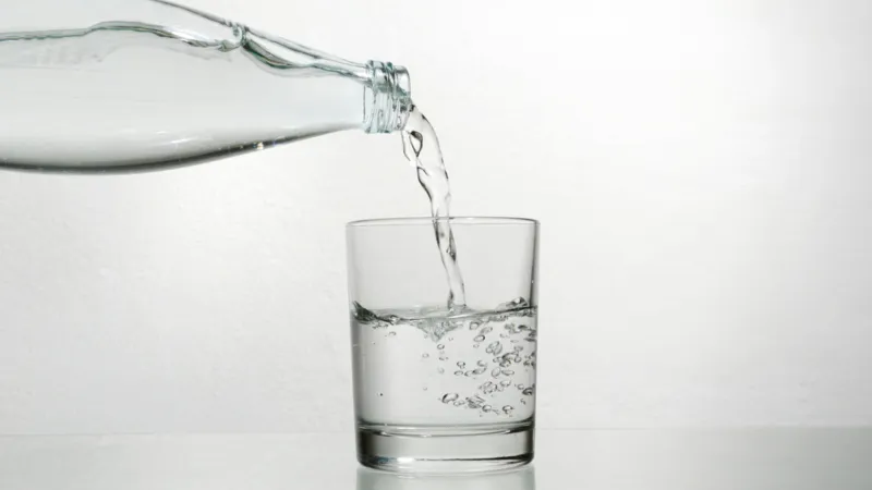 بعد انتشاره الكبير: لماذا يشكل الماء المحمّل ثورة في نمط حياتك؟