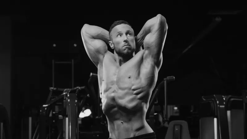 مدرب يكشف أسباب فشل الرجال فوق الأربعين في تضخيم عضلات الصدر