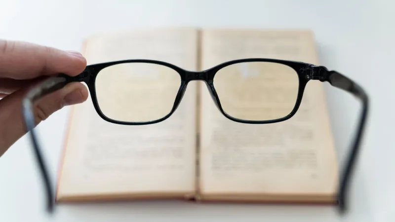 هل تنهي قطرات العين عصر النظارات؟ دراسة تكشف الحقيقة