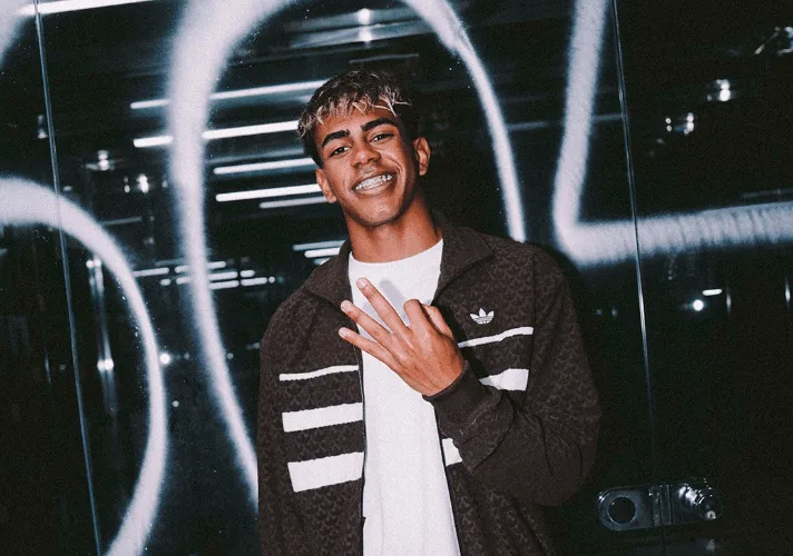 شعار لامين يامال الجديد من أديداس.. ما قصة الرقم 304؟ (فيديو)