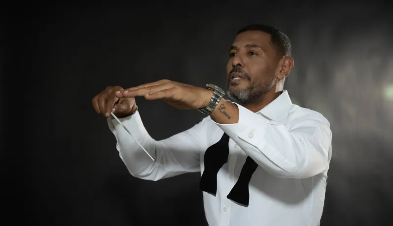 صوت الفخر والإلهام.. المايسترو هاني فرحات متصدرًا عدد الرجل لشهر أكتوبر