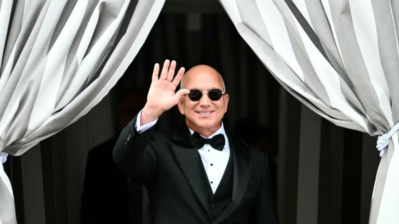 "لا تغتروا بمارك زوكربيرغ".. نصيحة من جيف بيزوس لرواد الأعمال الشباب