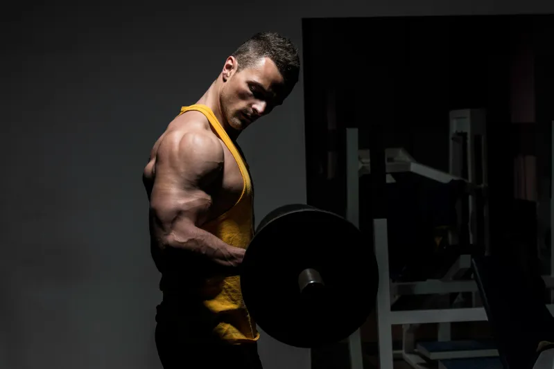 ارتقِ بعضلاتك بأمان: استراتيجية Progressive Overload مبسّطة للرجال