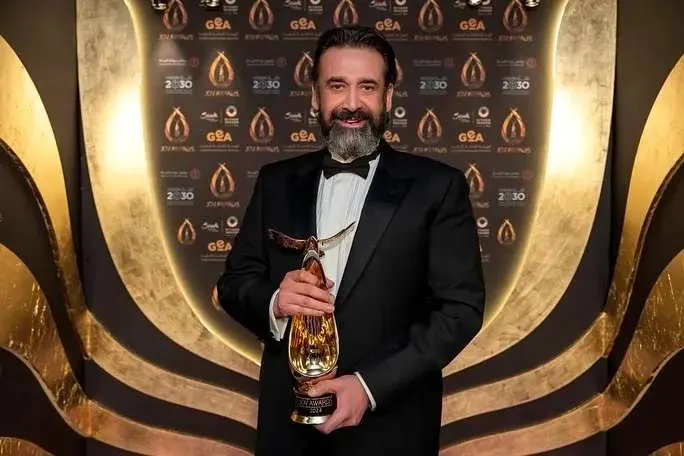 كريم عبد العزيز يرقص على أنغام المزمار البلدي في حفل زفاف (فيديو)