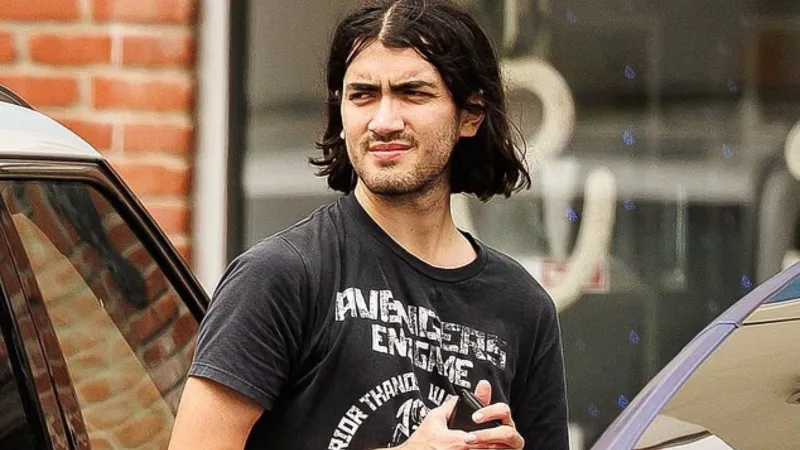 ابن مايكل جاكسون يبتعد عن الإعلام… ظهور مفاجئ يثير الفضول