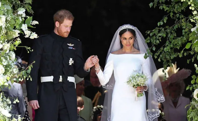 لماذا أخفت ميغان ماركل رسومات الفستان عن الملكة إليزابيث؟ (تفاصيل مثيرة)