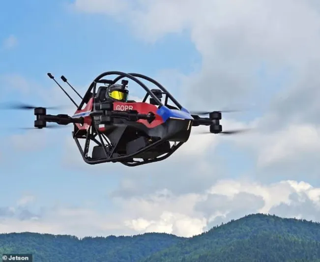 فورمولا 1 في السماء.. سيارات طائرة تتنافس في سباق جوي (فيديو) 