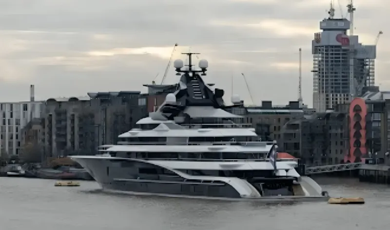 شاهد خان يعيد ظهور يخته "Kismet" البالغ ثمنه 345 مليون جنيه  إسترليني في نهر التايمز